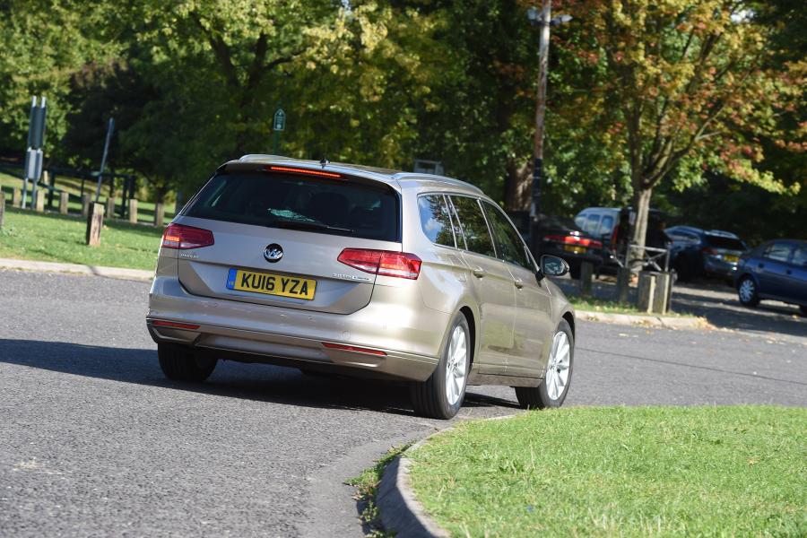  Volkswagen Passat Estate BlueMotion 2015 года  (UK) (фото 15 из 30)